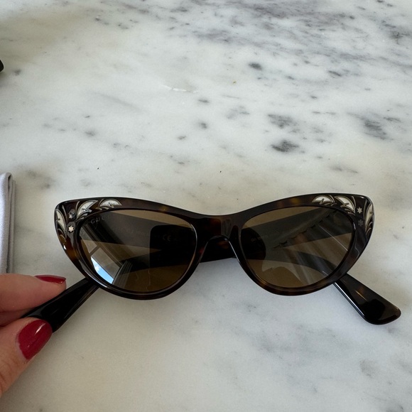 Gucci Unique Mother of Pearl Cat Eye Sunglasses - Picture 3 of 13